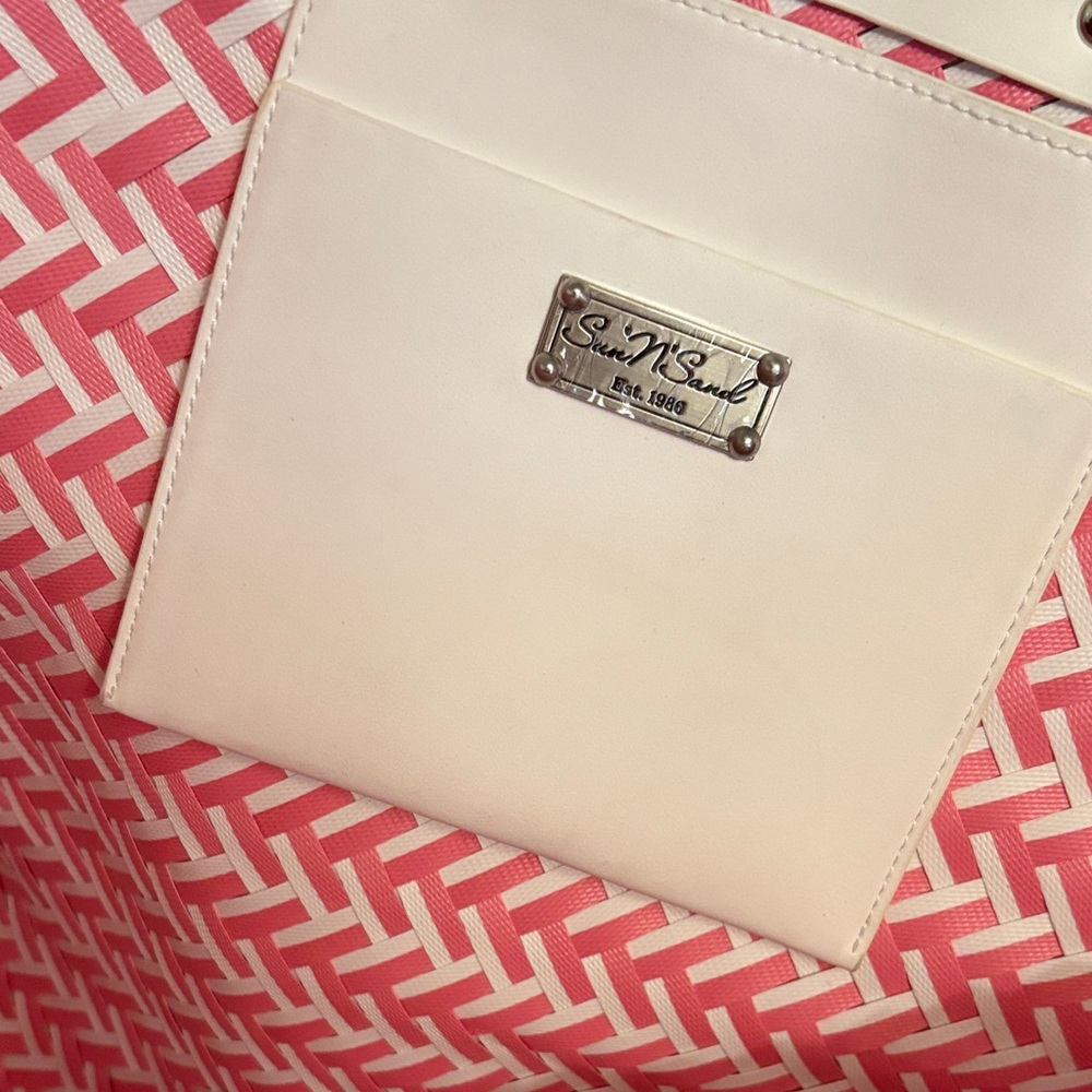 Chic Pink and White Women's Tote Bag - Picture 2 of 4